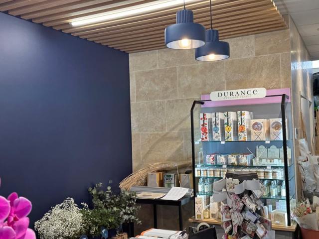 Aménagement d’un magasin de fleurs à Caen : faux plafond, verrière et claustra bois