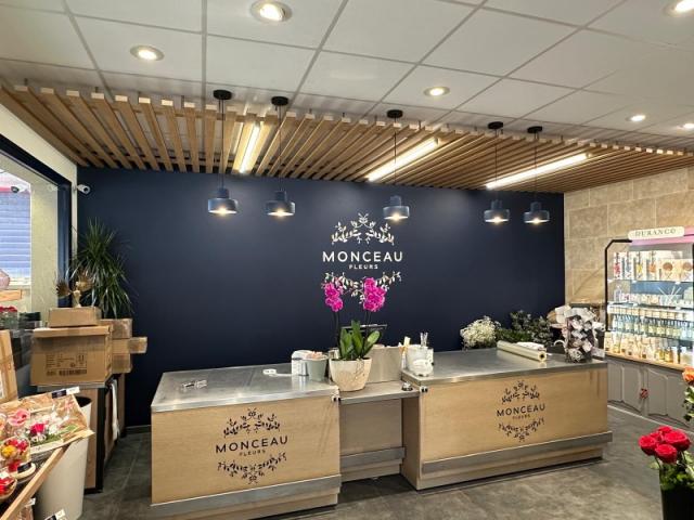 Aménagement d’un magasin de fleurs à Caen : faux plafond, verrière et claustra bois