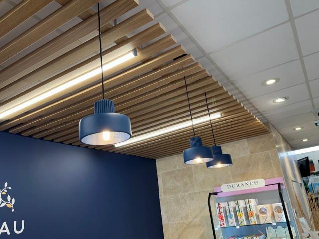 Aménagement d’un magasin de fleurs à Caen : faux plafond, verrière et claustra bois