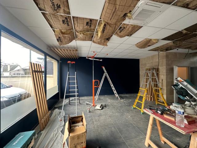 Aménagement d’un magasin de fleurs à Caen : faux plafond, verrière et claustra bois