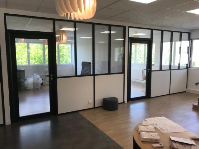 Aménagement de bureaux professionnels à Caen – Cloisons aluminium et espaces de travail sur mesure