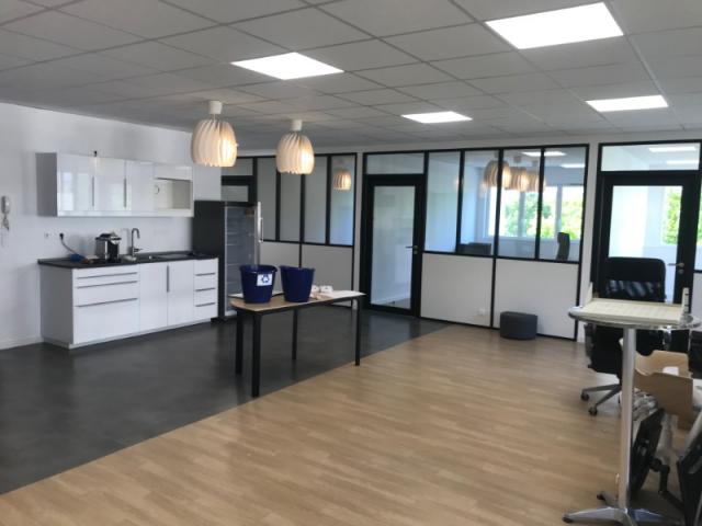 Aménagement de bureaux professionnels à Caen – Cloisons aluminium et espaces de travail sur mesure