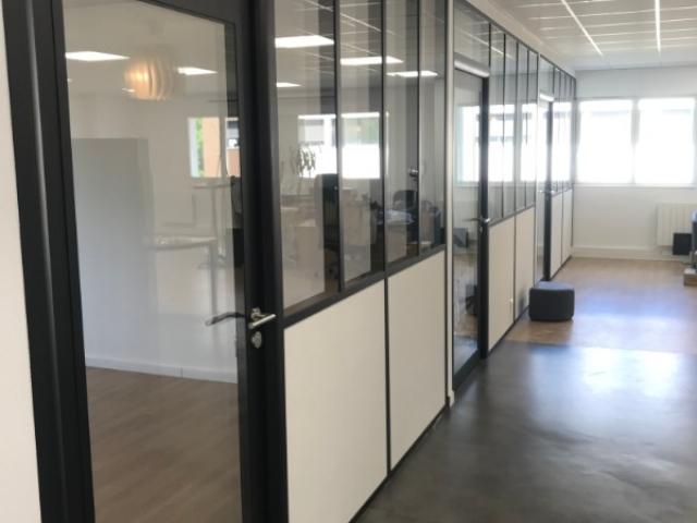 Aménagement de bureaux professionnels à Caen – Cloisons aluminium et espaces de travail sur mesure