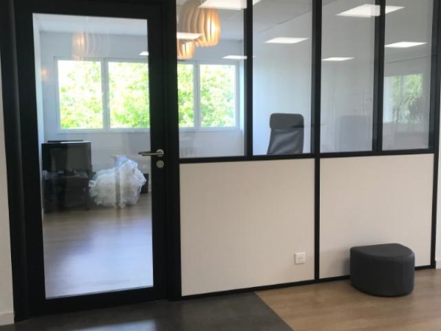 Aménagement de bureaux professionnels à Caen – Cloisons aluminium et espaces de travail sur mesure
