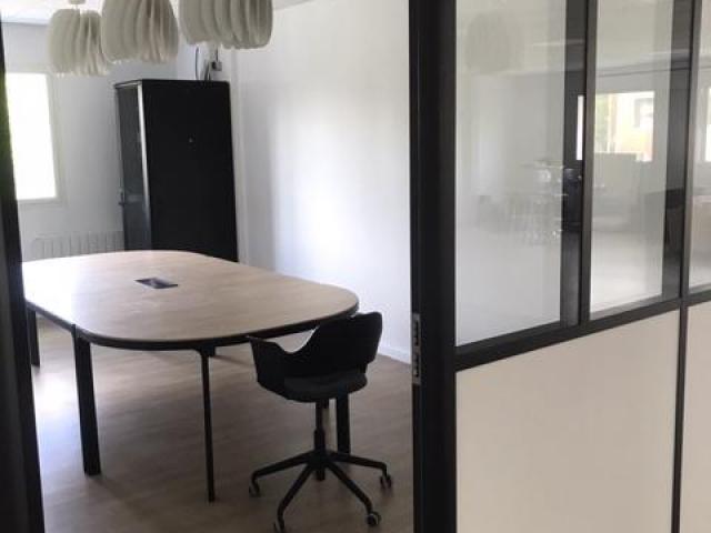Aménagement de bureaux professionnels à Caen – Cloisons aluminium et espaces de travail sur mesure