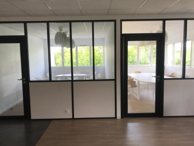 Aménagement de bureaux professionnels à Caen – Cloisons aluminium et espaces de travail sur mesure