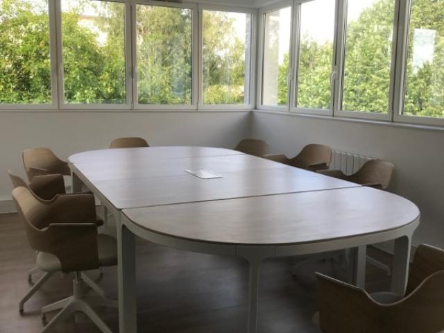 Aménagement de bureaux professionnels à Caen – Cloisons aluminium et espaces de travail sur mesure