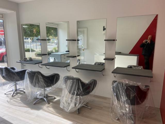 Aménagement d’un salon de coiffure à Argences – Agencement professionnel sur mesure en Normandie