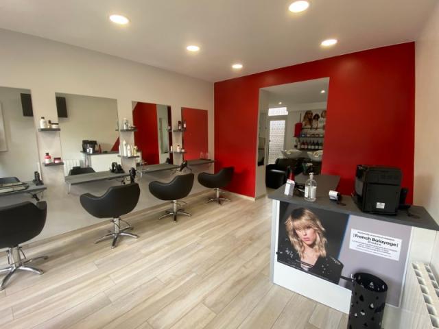 Aménagement d’un salon de coiffure à Argences – Agencement professionnel sur mesure en Normandie