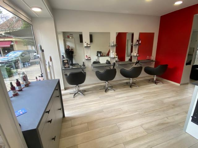 Aménagement d’un salon de coiffure à Argences – Agencement professionnel sur mesure en Normandie