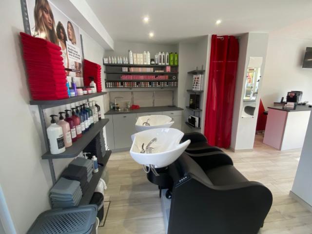 Aménagement d’un salon de coiffure à Argences – Agencement professionnel sur mesure en Normandie