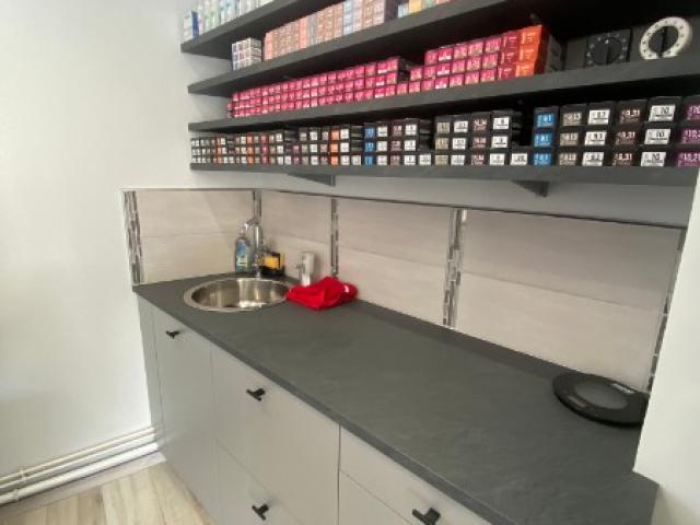 Aménagement d’un salon de coiffure à Argences – Agencement professionnel sur mesure en Normandie