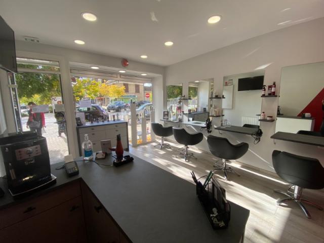 Aménagement d’un salon de coiffure à Argences – Agencement professionnel sur mesure en Normandie