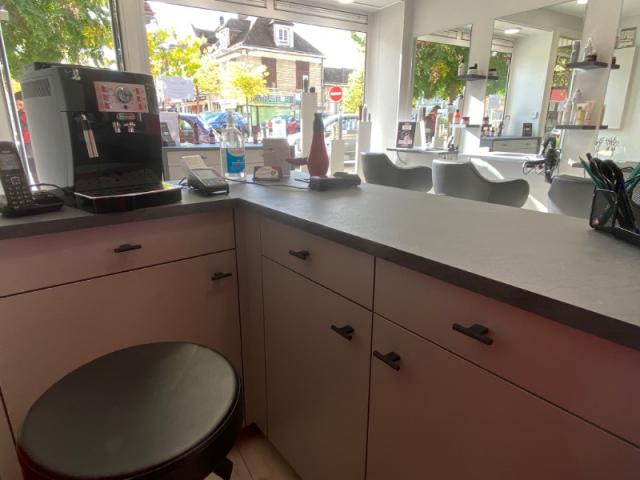 Aménagement d’un salon de coiffure à Argences – Agencement professionnel sur mesure en Normandie
